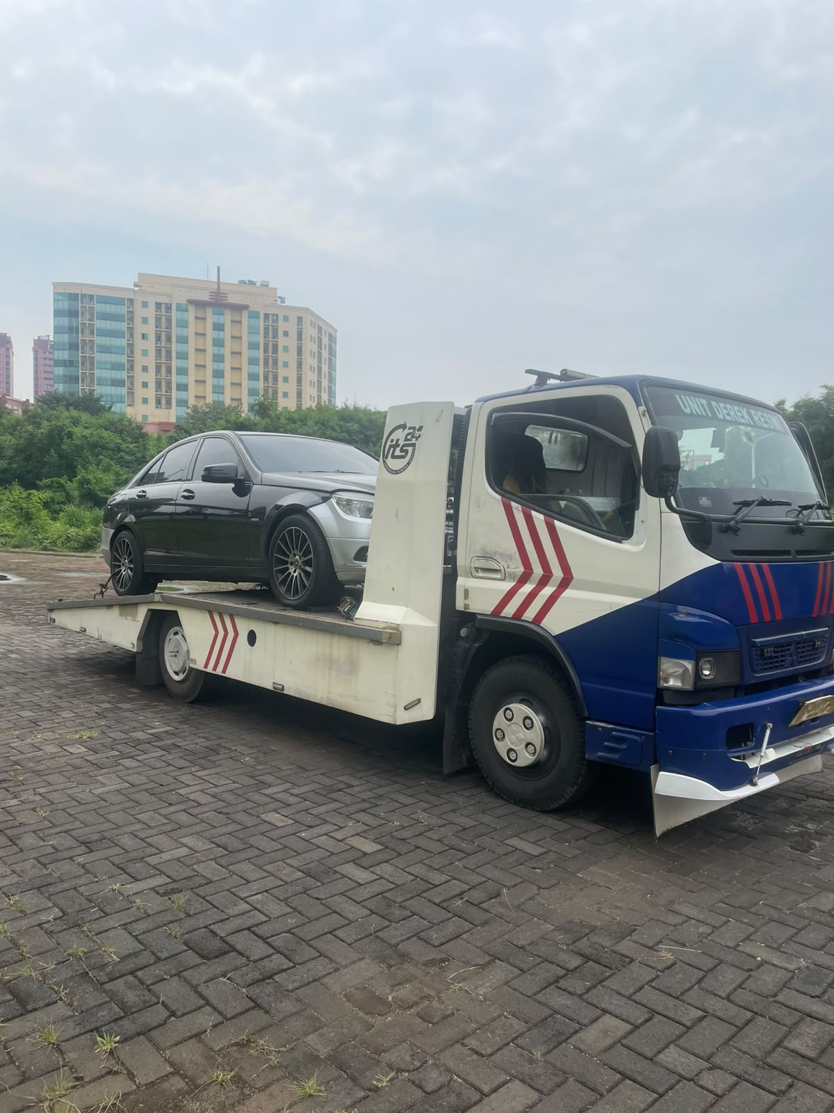 Armada derek dan trailer Fauzi Towing